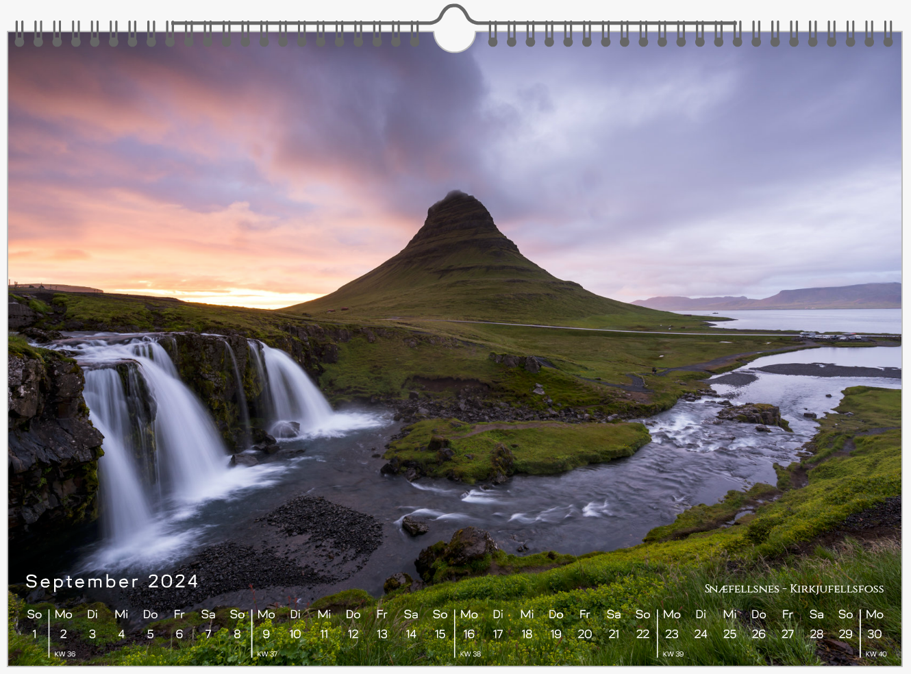 fotokalender Island September - farbiger Sonnenuntergang mit Berg und Wasserfall