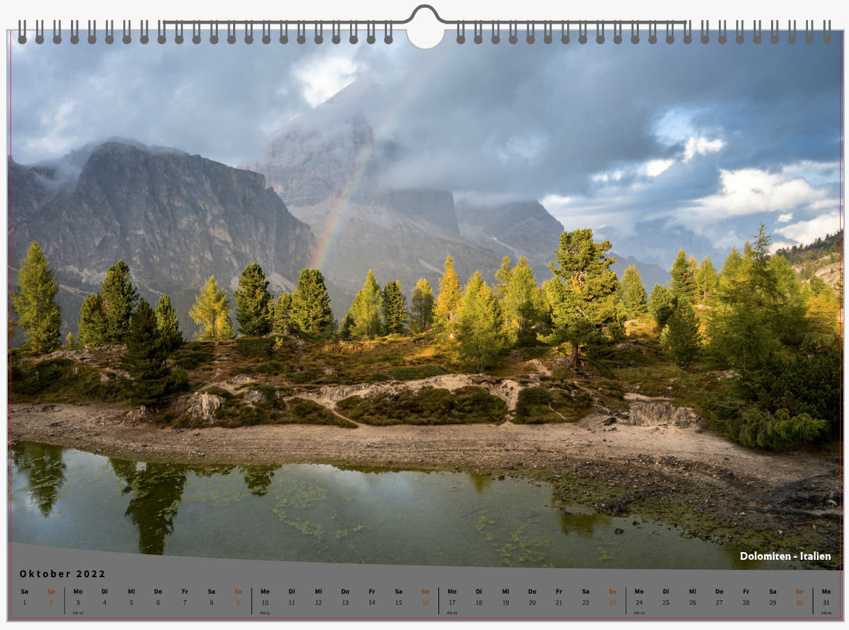Ein Regenbogen über einem See in den Alpen