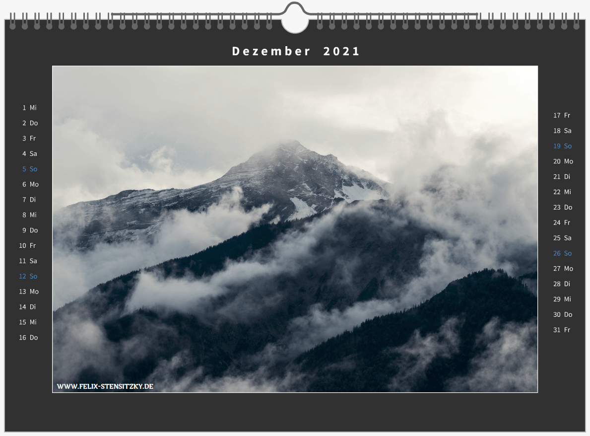 Nebelverhangene Berge in bayerischen Alpen