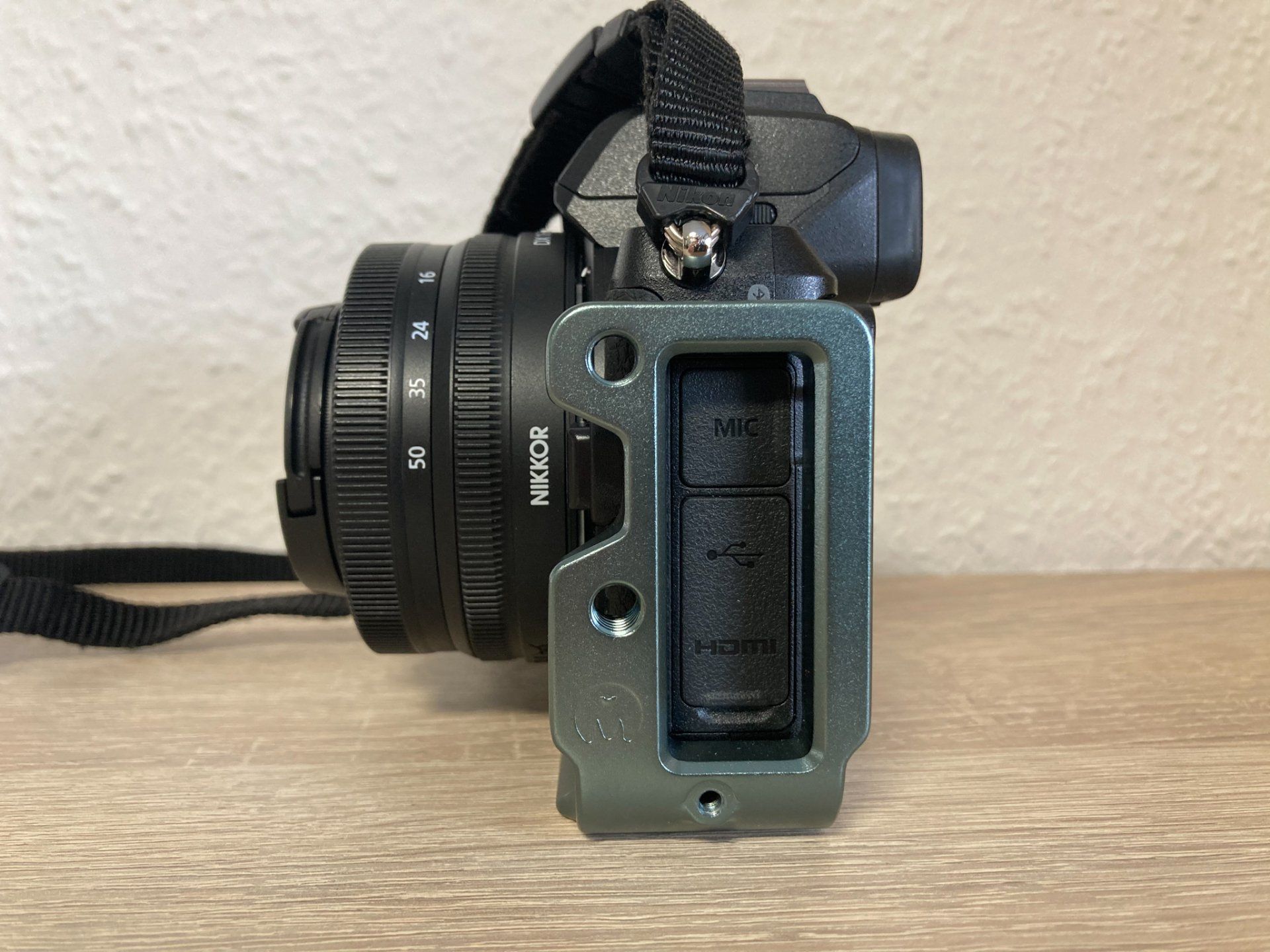 3LT Zayla an Nikon Z50 Seitenansicht