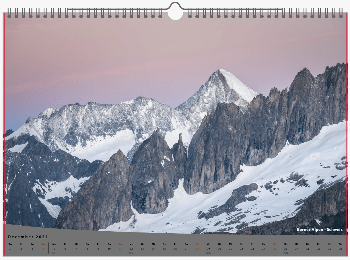 Schneebedeckte Berggipfel zum Sonnenaufgang in den Schweizer Alpen