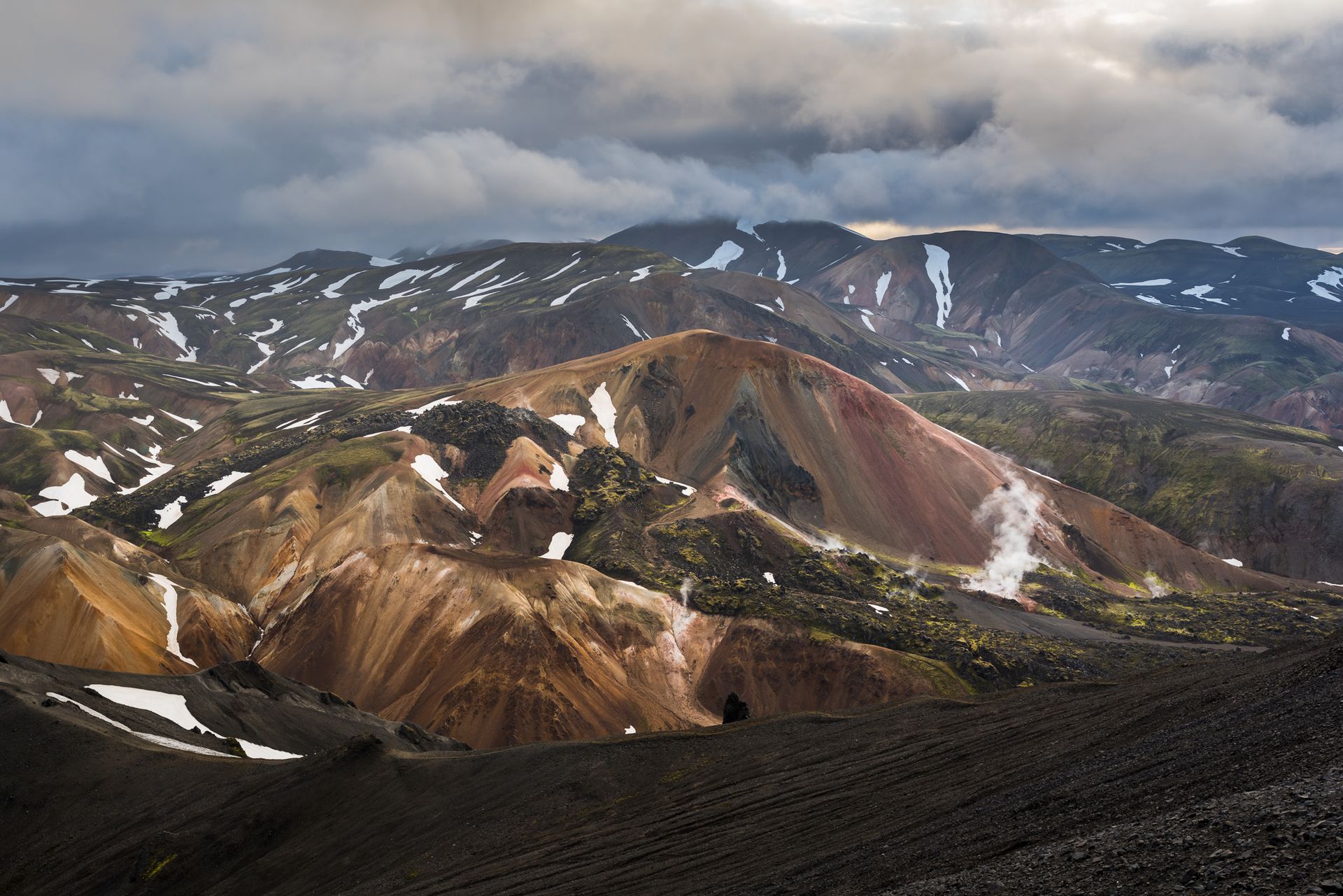 dramatische Landschaft in Landmannalaugar auf der die typischen Hügel des isländischen Hochland zu sehen sind