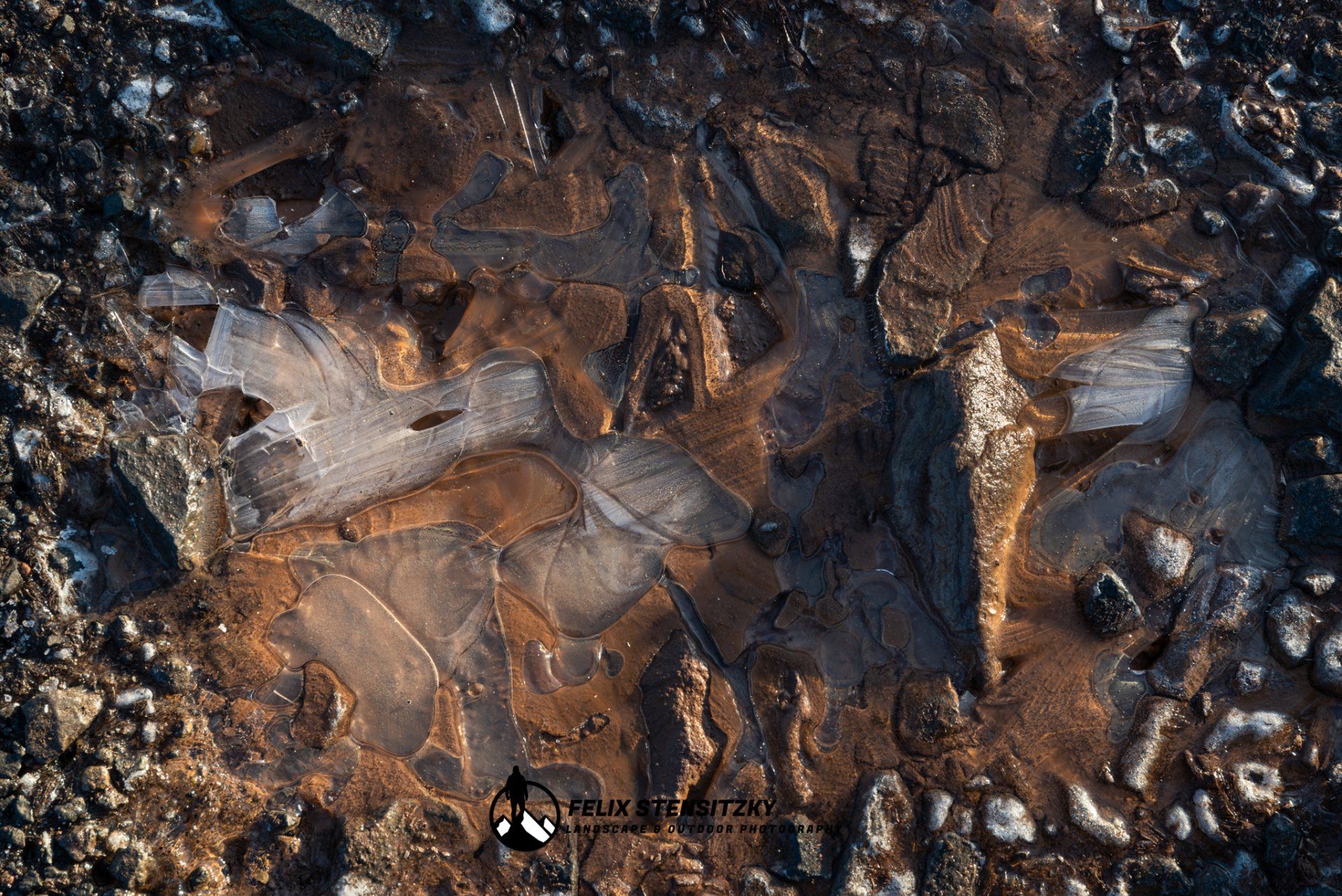 Naturfoto mit Details von Eisformen und Steinen