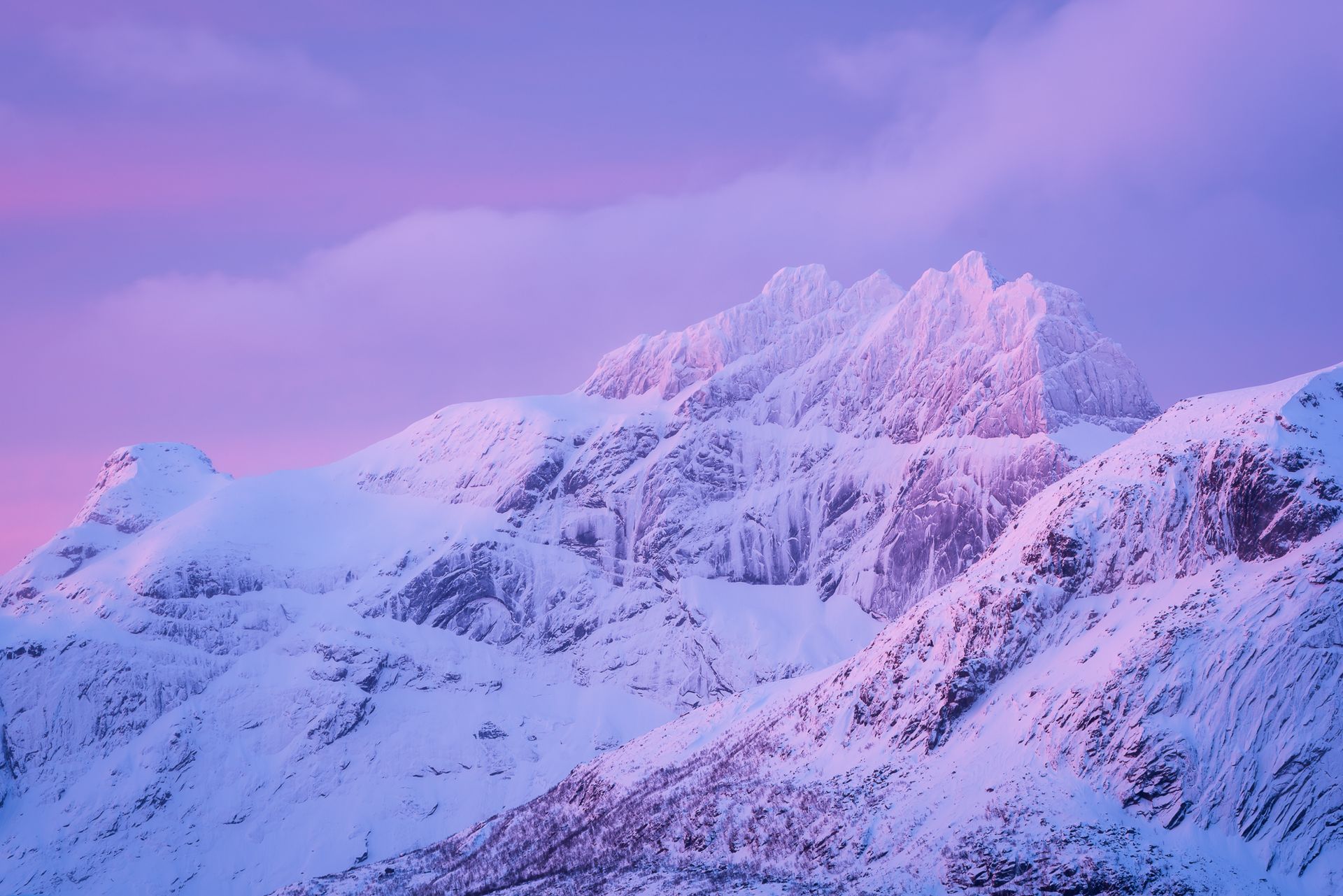 vereiste Berge im arktischen roten Morgenlicht auf den Lofoten