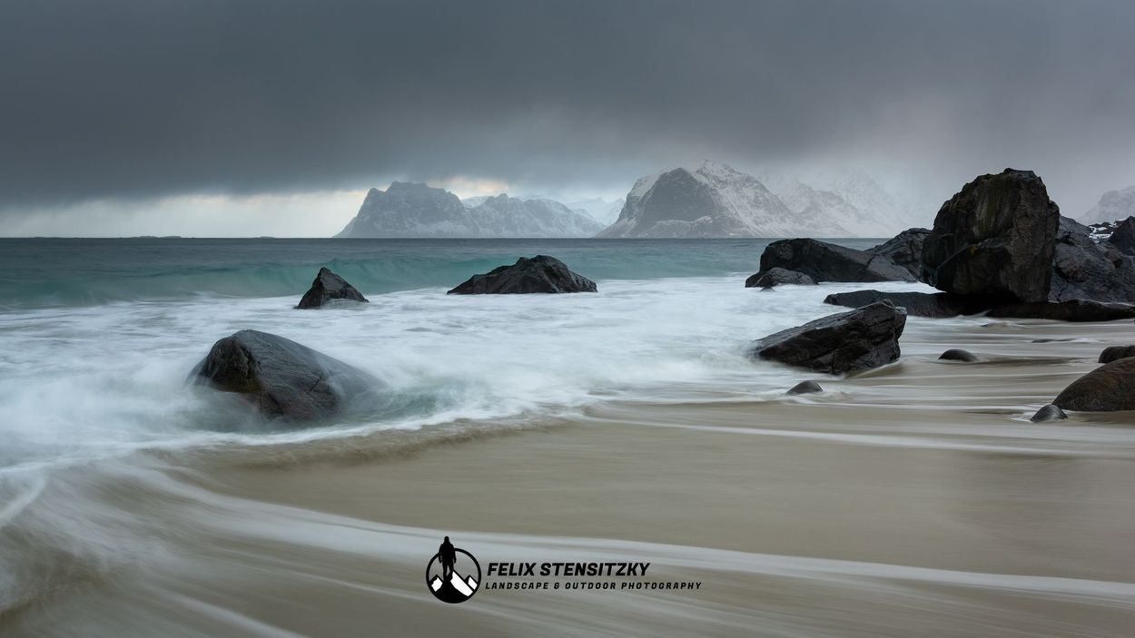 Landschaftsfoto von einem Strand auf den Lofoten bei Sturm