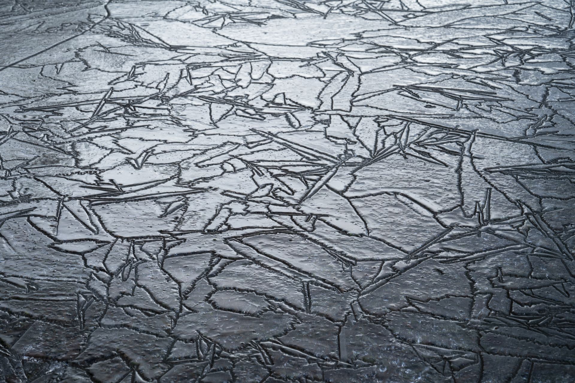 Detailaufnahme von zackigen Strukturen im Eis