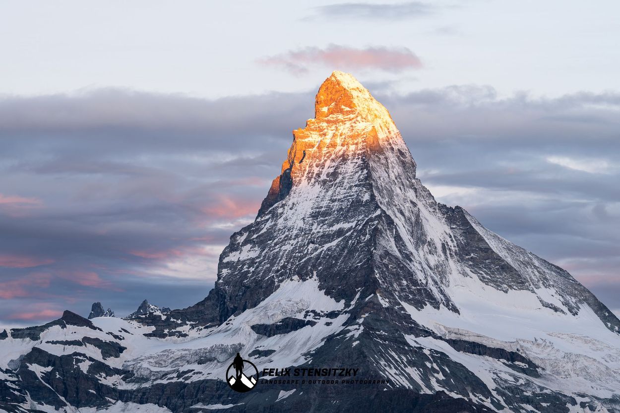 Matterhorn im Sonnenaufgang mit leuchtender Spitze und rotem Himmel
