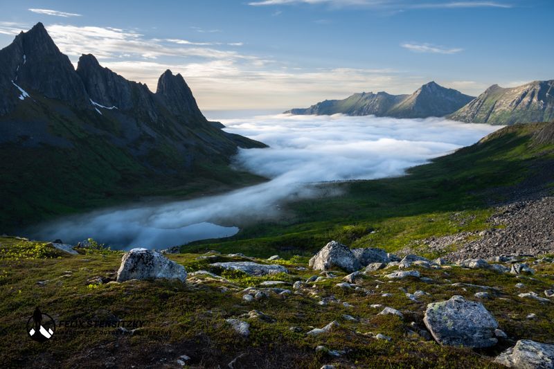 Ein Ausblick auf eine Berglandschaft in Norwegen mit Nebel im Tal
