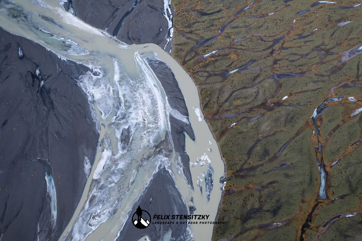 Luftaufnahme von einem Fluss auf Island im Winter