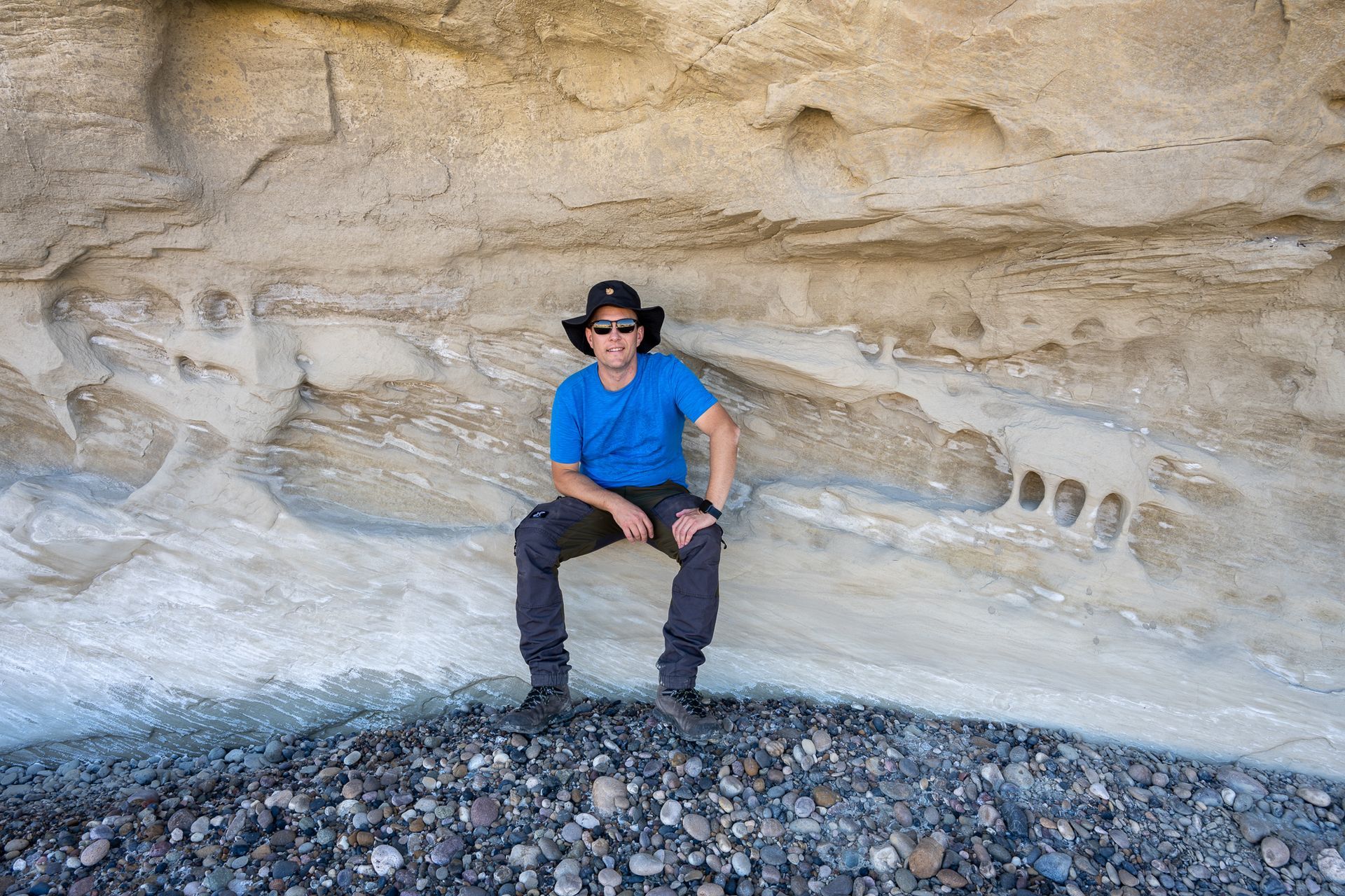 Landschaftsfotograf Felix Stensitzky vor einer Felswand in der Natur