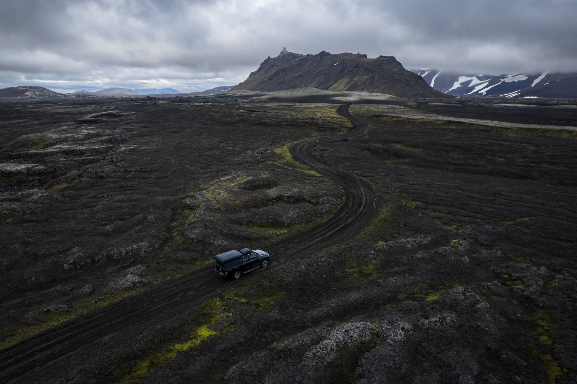 Foto mit grünem Polarlicht über Bäumen