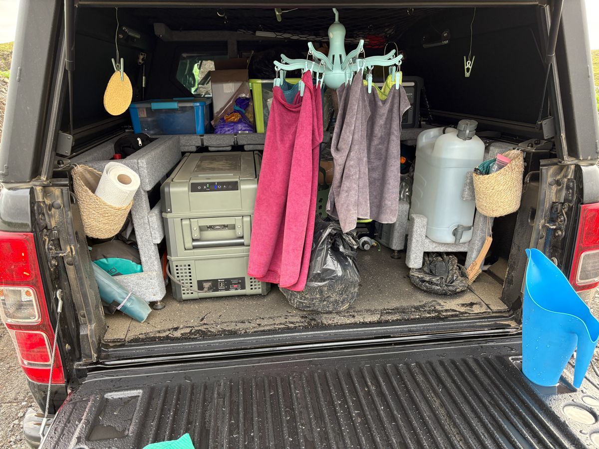 der Kofferraum von einem Ford Ranger mit viel Staub verdreckt