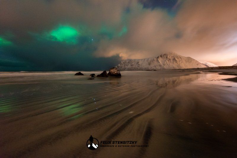 Polarlichter am Strand in Norwegen