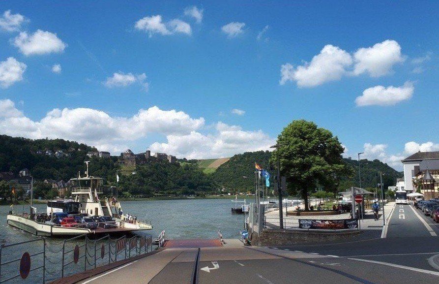 Pro Mittelrhein: Die Loreley-Fähre zwischen St. Goarshausen und St. Goar mit Blick auf die Burg Rheinfels / Foto: Redaktion Pro Mittelrhein: Die Loreley-Fähre zwischen St. Goarshausen und St. Goar mit Blick auf die Burg Rheinfels / Foto: Redaktion