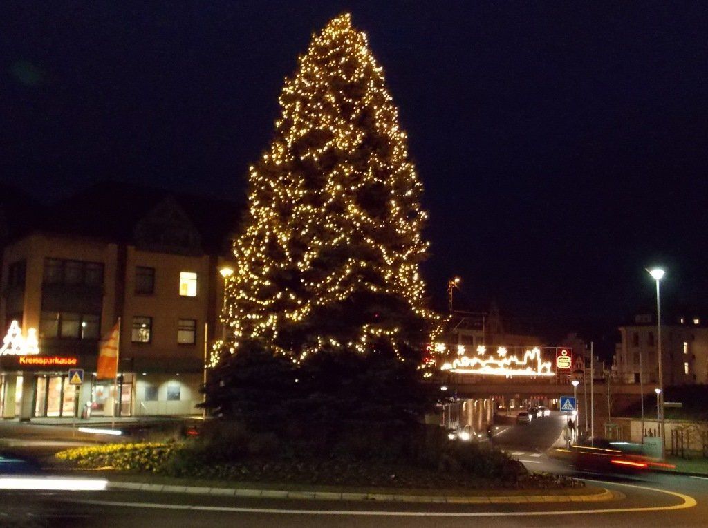 Pro Mittelrhein: Hier der herrliche Weihnachtsbaum am Kreisel in der Breite Straße