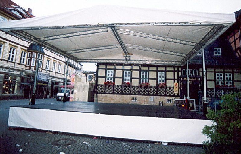 Bühne überdacht