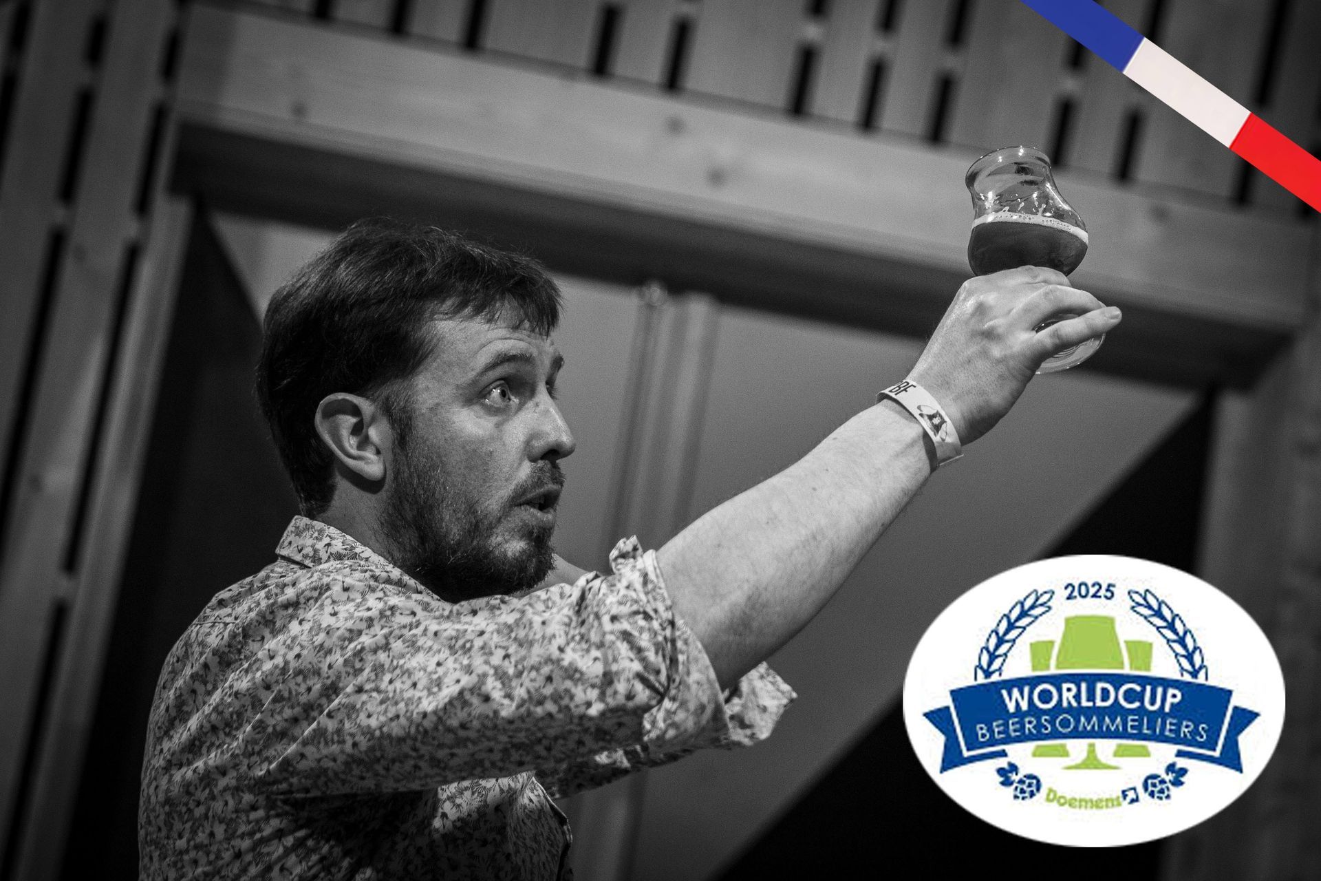 Biérologue Paul Théry dégustant une bière