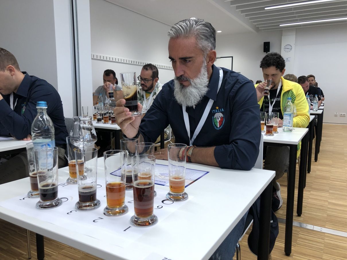 Bierologue dégustant des bières au championnat du monde