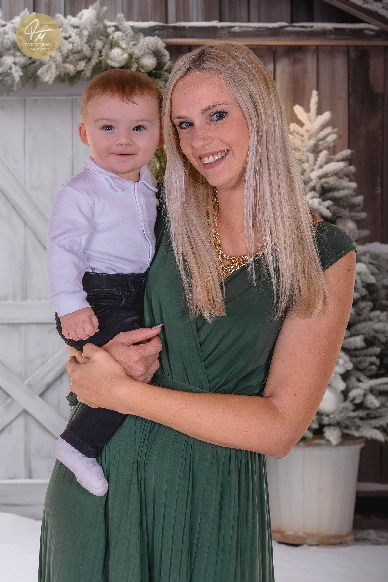 Weihnachtsfotoshooting, Weihnachtsfotos, Warngau, Holzkirchen, Geschenkidee, Oma, Opa, Tante, Familienfotos weihnachten, Winterfotos, Kinderfotos, Weihnachten Geschenkidee, weihnachtliche Minifotoshootings, weihnachtliche Fotos, Miesbach, Bad Tölz, Rosenheim, Schaftlach, Otterfing, Schliersee, Tegernsee, Valley, Reichersbeuern, Sachsenkam, Sauerlach, Paarfotos, Winterbild, Fotoshooting mit Kind