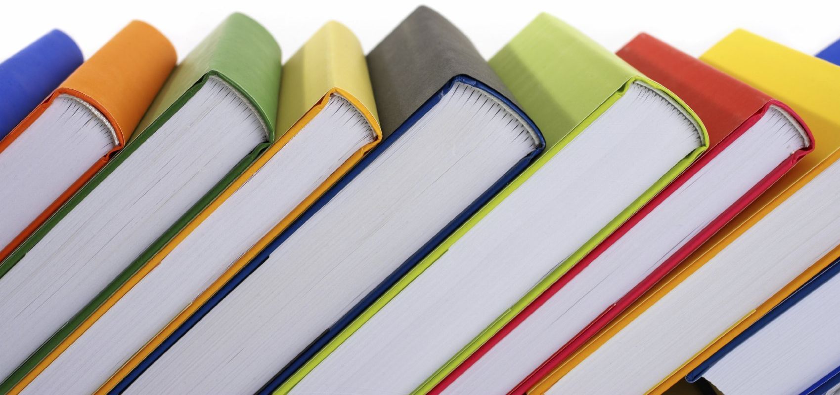 Une photo de livres vus côté tranche devant et dos en haut. Chaque couverture est d'une couleur différente souvent acidulée.
