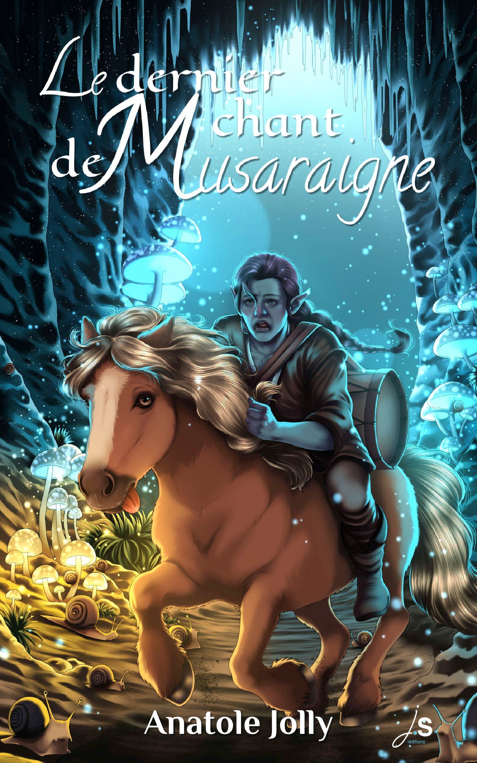 roman de light fantasy queer Le livre Le dernier chant de Musaraigne Illustration de Anne-Sophie Hennicker, la scène se déroule dans une grotte ou un sous terrain illuminé dans des teintes bleutées. Il y a des stalactites et des champignons ainsi que des escargots. Les champignons sont bioluminescents. Au centre, de trois quart et en action un poney alezan au galop et tirant la langue. Il est chevauché par un·e gnome aux cheveux longs coiffés d’une natte et aux oreilles pointues et portant un tambour sur le dos. Læ gnome arbore une grimace. En haut dans un mélange de police script et cursive, le titre en blanc : Le dernier chant de Musaraigne. En bas en blanc en script le nom de l’auteur Anatole Jolly. Et à droite le logo de JS Éditions dans les couleurs de la couverture.