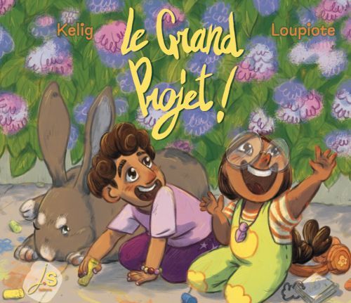 Couverture de l'album jeunesse inclusif et accessible Le grand projet ! Couverture de l'album jeunesse Le Grand projet ! de Kelig et Loupiote. On voit devant une haie fleurie 2 enfants installés sur le sol en train de dessiner à la craie. À coté d'elleux une lapine des Flandres géante à moitié endormie. Parmi les enfants à gauche Nabil et à droite Léonie.
