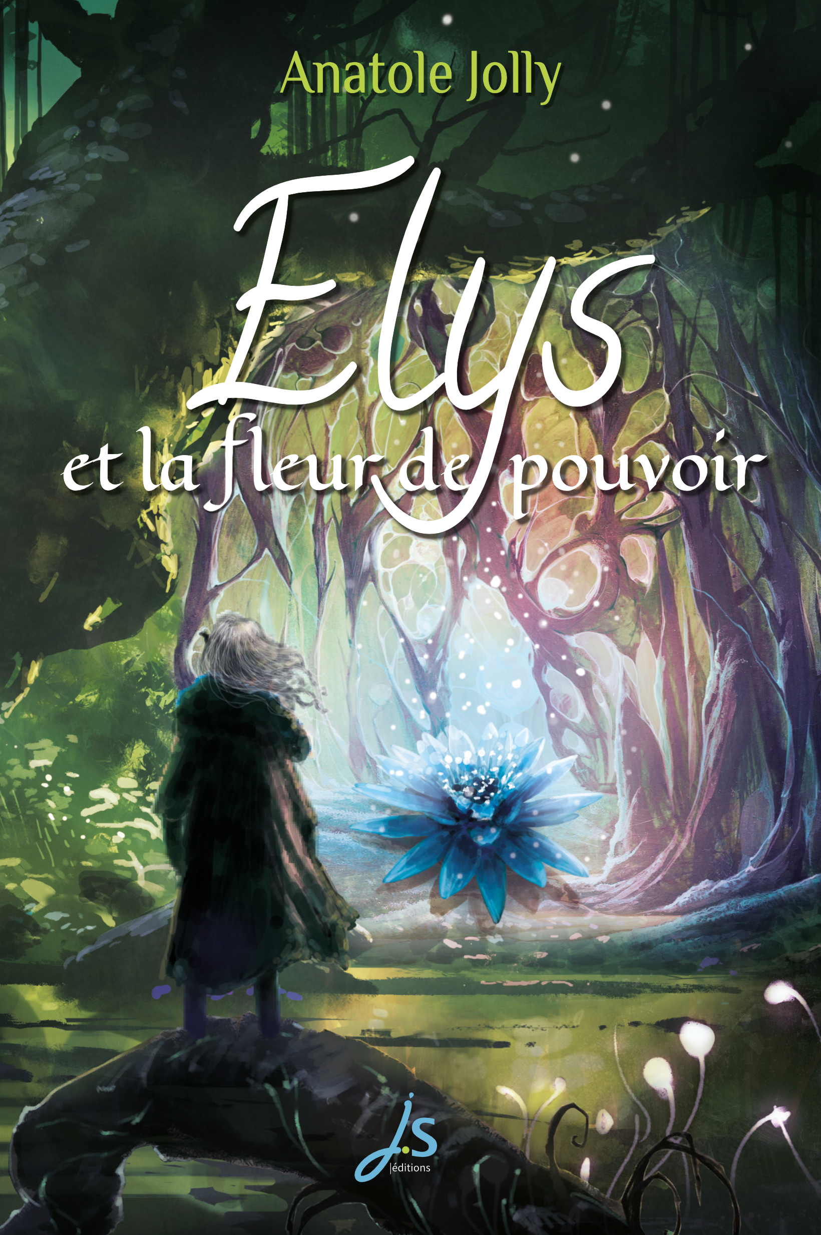Couverture du roman de fantasy Anatole et la fleur de pouvoir, d'Anatole Jolly. Couverture du roman de fantasy Elys et la fleur de pouvoir d'Anatole Jolly. Dans une forêt profonde verte, une silhouette de dos observe une fleur géante bleue.