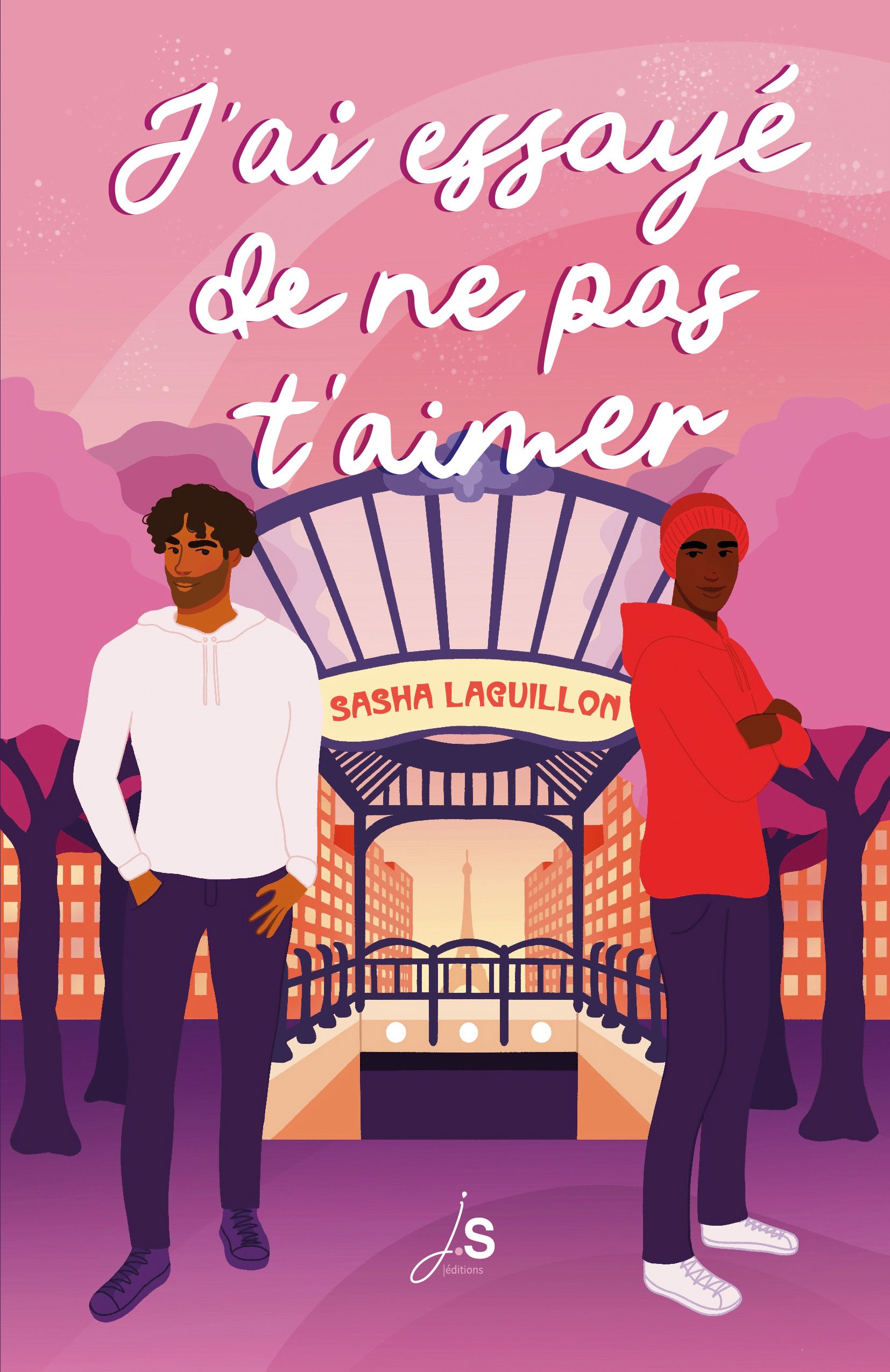 La couverture de J’ai essayé de ne pas t’aimer est dans des tons roses et violets. Le titre en cursive et en blanc occupe tout le haut du visuel sur 3 lignes. Se tournant le dos deux jeunes hommes à gauche Liam, Argentin aux cheveux mi-courts et à la barbe rase en sweat blanc et jean. À droite, Liam, peau noire, bonnet rouge, sweat à capuche rouge et jean. Ils se tiennent devant une bouche de métro dont le nom est celui de l’auteurice Sasha Laguillon. En arrière-plan des immeubles Haussmanniens et des arbres. Au centre, la tour Eiffel.