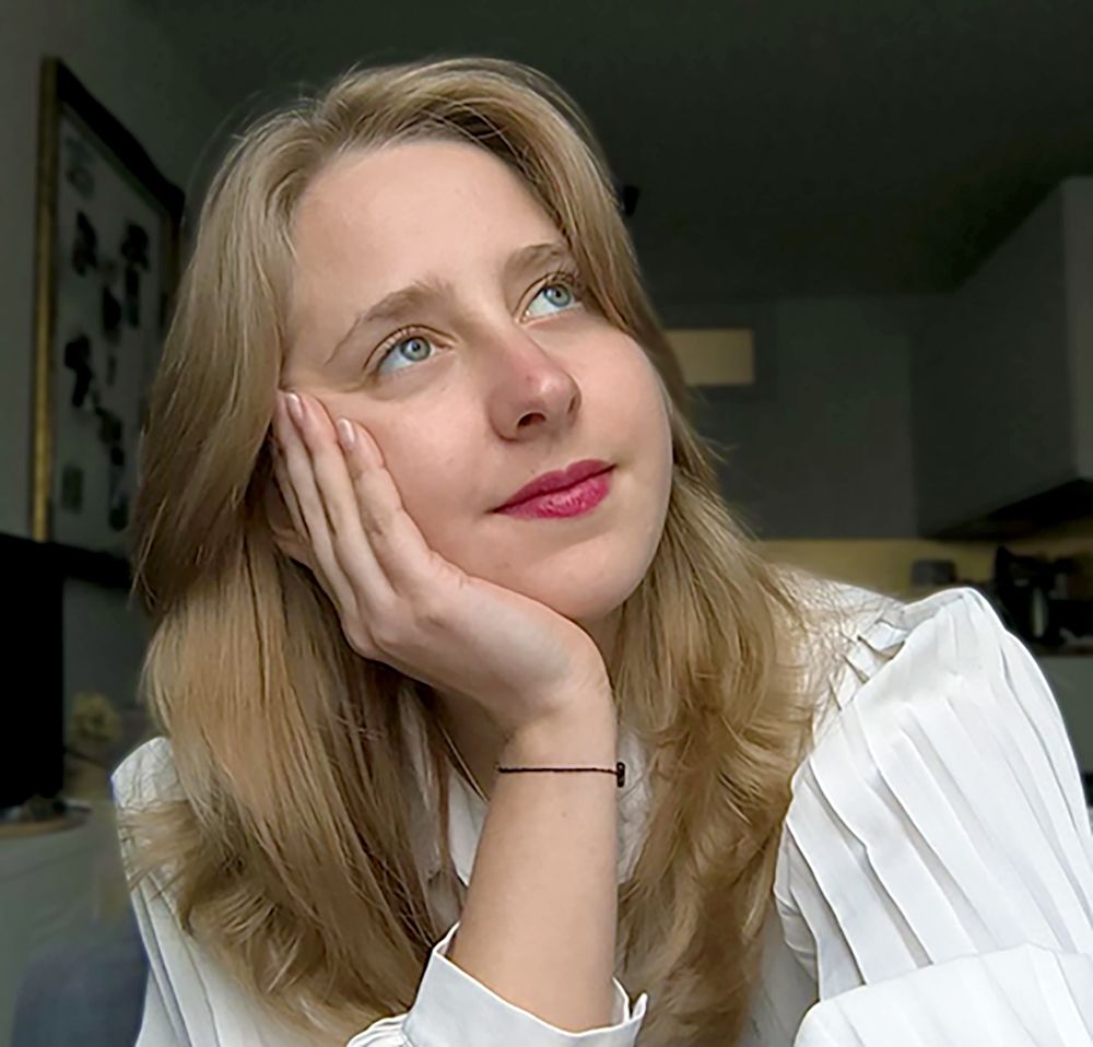 Autrice de la romantasy des ailes d'or et de bronze Photo de l'autrice Juliette Blondeau. C'est une jeune femme blanche et blonde aux cheveux longs et aux yeux bleus très clairs.