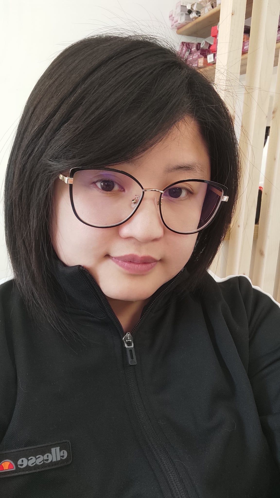 Gaëlia Photographie de l'autrice. Elle est asiatique avec des cheveux noir au carré et porte de grandes lunettes aux montures noires.