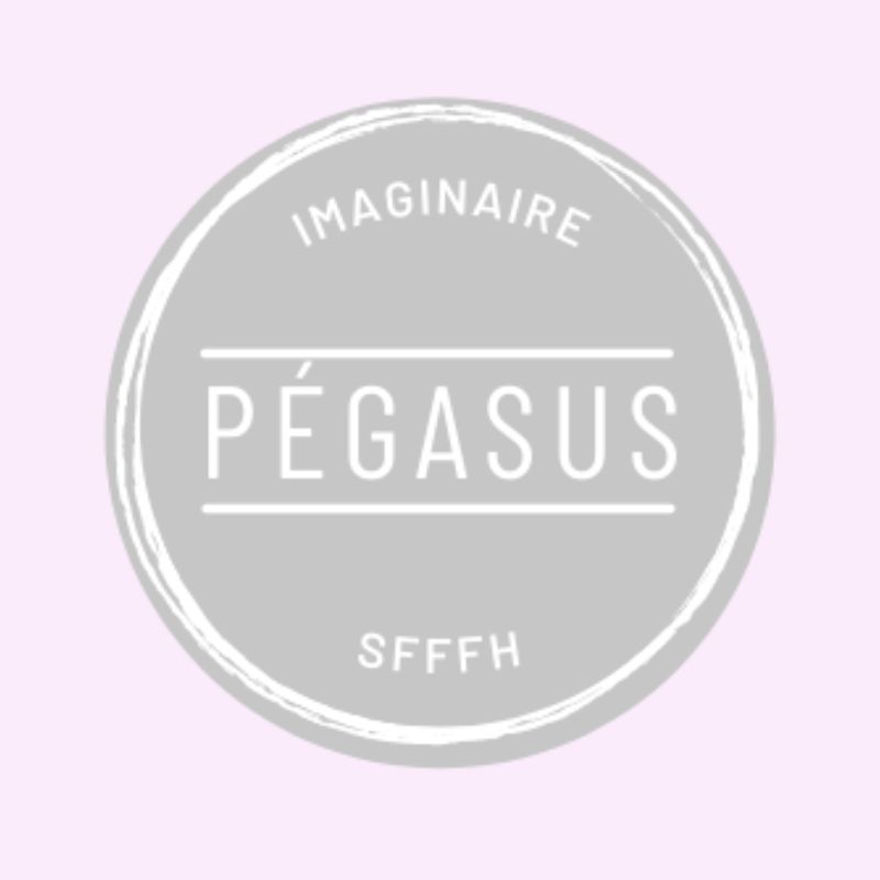 Sur un fond violet pâle, on voit le logo de la collection de l’imaginaire de JS éditions : la collection Pégasus. Il y a une pastille grise cerclée de blanc. En son centre, on lit le titre de la collection en capitales blanches, qui est encadré par deux lignes horizontales. Les mots “imaginaire” et “SFFFH” se situent au-dessus et en dessous du titre et suivent la courbe de la pastille.
