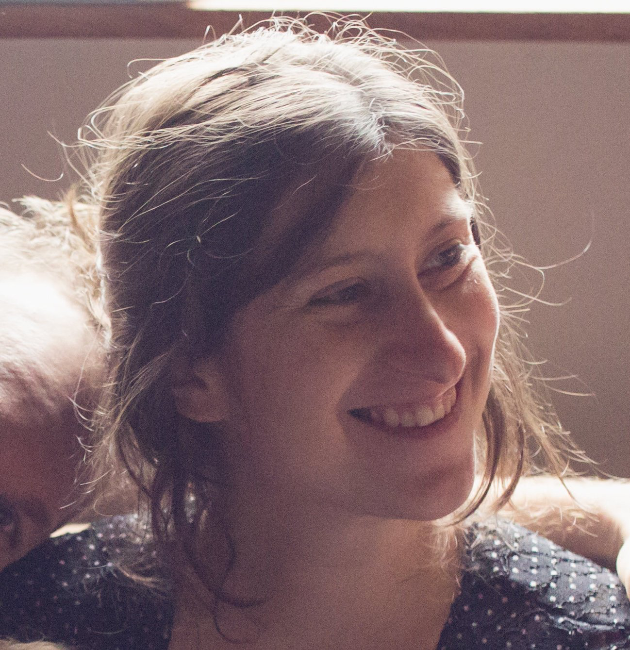 Jeanne Sélène, éditrice Visage de l'éditrice Jeanne Sélène. Elle est châtain avec les cheveux longs attachés.