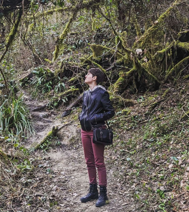 Sascha Lahaie, auteur Photographie de l'auteur dans un bois en hiver. Il est blanc avec de courts cheveux châtains. Il porte une veste à zip et un pantalon bordeaux avec des bottines noires.