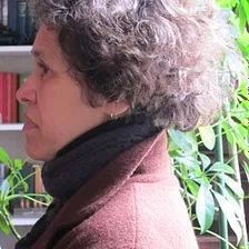 Photo de profil d'une femme blanche aux cheveux brun et gris très souples. Bernadette Nozarian