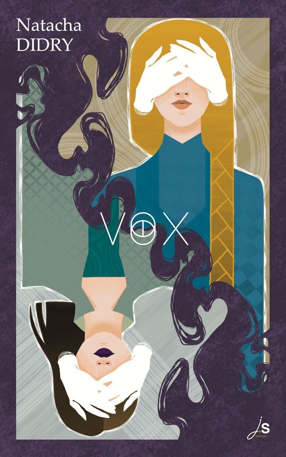 Une romance lesbienne dans une urban fantasy Une romance lesbienne en urban fantasy La couverture de Vox, de Natacha Didry et signée Chloé Ruard, se présente comme une carte de tarot avec d'un côté le portrait d'une jeune femme blonde aux cheveux longs tressés et de l'autre une jeune femme brune à la coupe asymétrique et aux lèvres noires. Des mains blanches cachent les yeux des deux femmes. Leurs bustes sont séparés en diagonale par une fumée violette. Le titre VOX apparaît au centre.