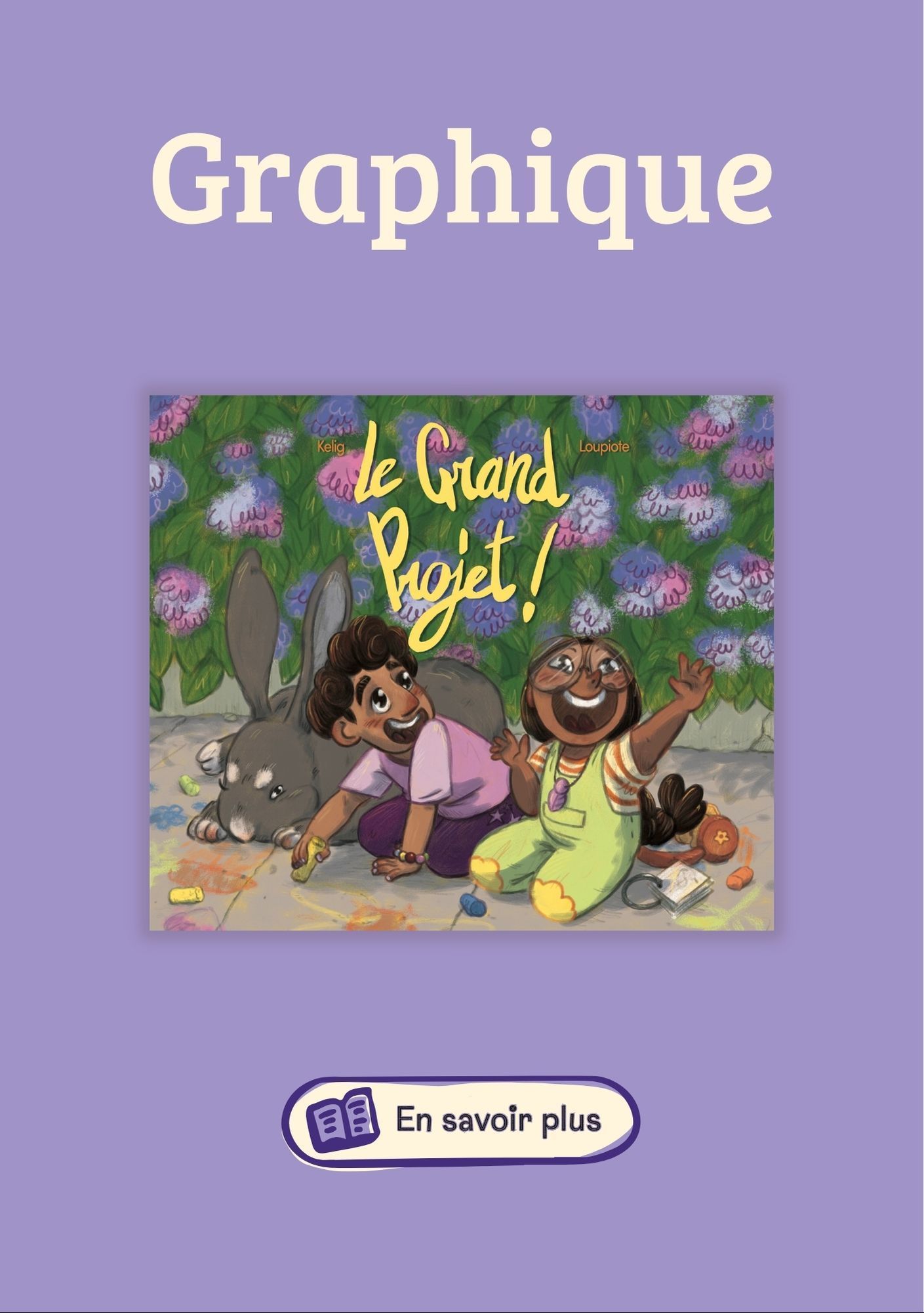 Visuel au format A5 sur un fond violet clair en haut le texte en beige graphique dessous la couverture de l'album jeunesse Le Grand projet. En bas un bouton en savoir plus
