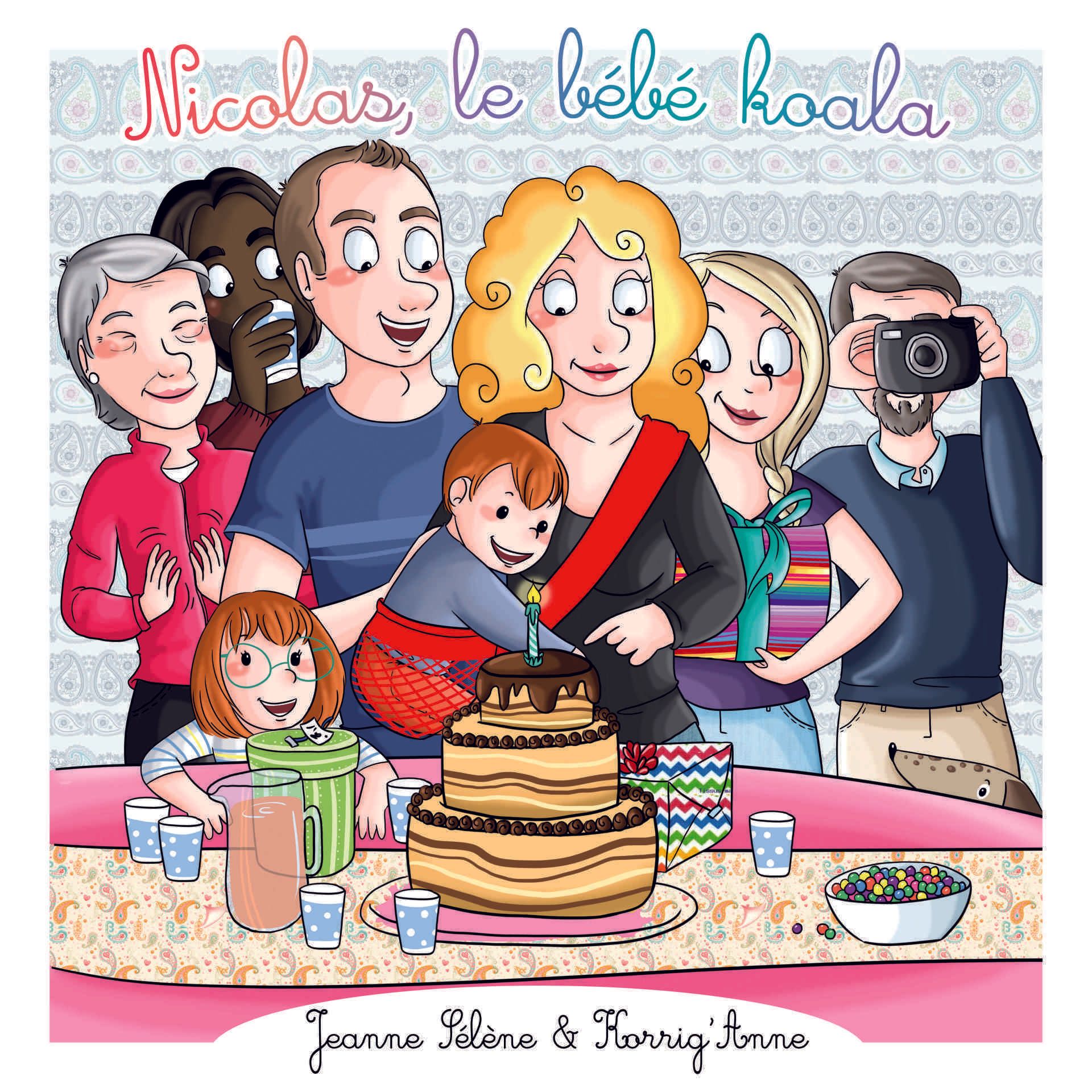 la couverture de l'album jeunesse Nicolas, le bébé koala. Le titre est écrit en couleurs arc-en-ciel et en cursive. En dessous se tient très serrés tous les membres d'une famille derrière une table nappée de rose et d'un chemin de table imprimé sur laquelle est posé un gros gâteau en pièce montée surmonté d'une unique bougie allumée. À côté 2 cadeaux emballés dans du papier cadeau coloré, un bo avec des dragibus, une carafe remplie d'un liquide coloré et plusieurs gobelets bleus à pois blancs. La famille se compose de gauche à droite d'une mamy blanche aux courts cheveux gris, d'un tonton avec des origines indiennes, d'un papa blanc aux courts cheveux châtains un peu dégarni, d'une grande sœur blanche aux cheveux châtains clairs au carré et aux lunettes de vue bleues, de Nicolas, le bébé koala, un petit garçon blanc aux courts cheveux châtain clair et installé dans un tonga, un moyen de portage d'appoint, de couleur rouge, d'une maman blanche aux long cheveux blonds paille ondulés, d'une tata blanche aux longs cheveux raides blonds cendré et d'un papy blanc aux courts cheveux gris portant un bouc gris et en train de prendre une photo avec un appareil photo numérique. C'est la maman qui porte. La tata tient dans ses bras un gros cadeau coloré. Le tonton bois et la mamy applaudit. On lit le nom des contributrices de l'album Jeanne Sélène et Korrig'Anne.