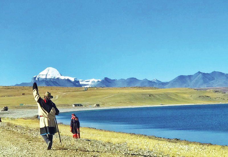 Höhepunkte
Potala-Palast in Lhasa
Schatzkammern des tibetischen Buddhismus: Klöster Samye, Gyantse, Shalu, Shigatse, Sakya
Das höchstgelegene Kloster der Welt - Rongbuk Kloster
Der Heilige Yamdrok-See
Wanderung zum Basislager des Mount Everest
Wanderung am Manasarovar-See mit Kloster Chiu Gompa vor traumhafter Kailash-Kulisse
Ruinen der Königreiche Guge und Shangshung mit Festung Tsaparang, Klöster Tholing und Gurugyam
3-tägige Umrundung des heiligen Kailash