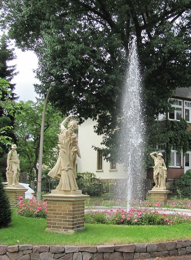 https://commons.wikimedia.org/wiki/File:Radebeul_Fontainenplatz_5_(1).JPG#/media/File:Radebeul_Fontainenplatz_5_(1).JPG