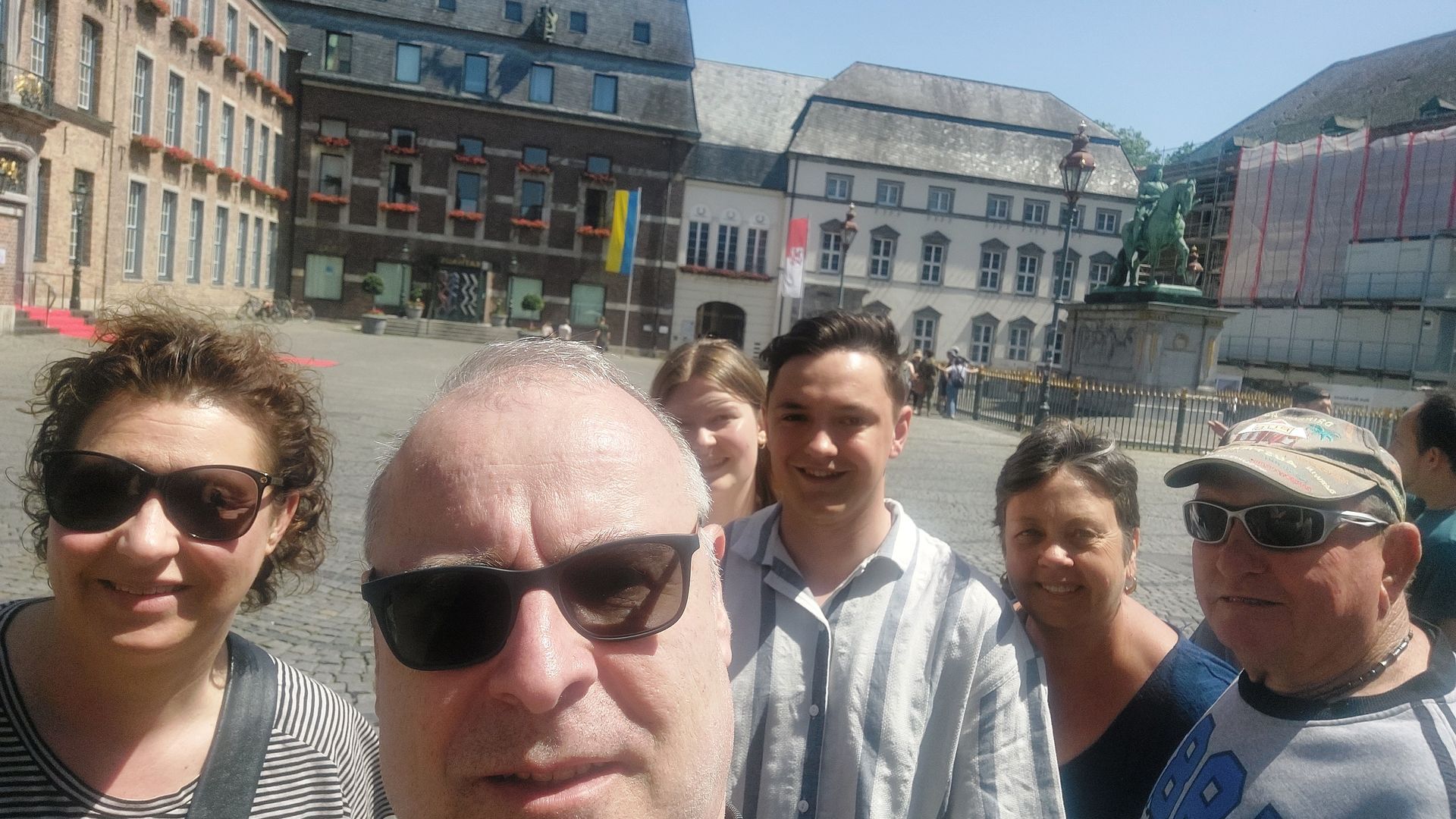 Gäste und Greeter am Rathausplatz