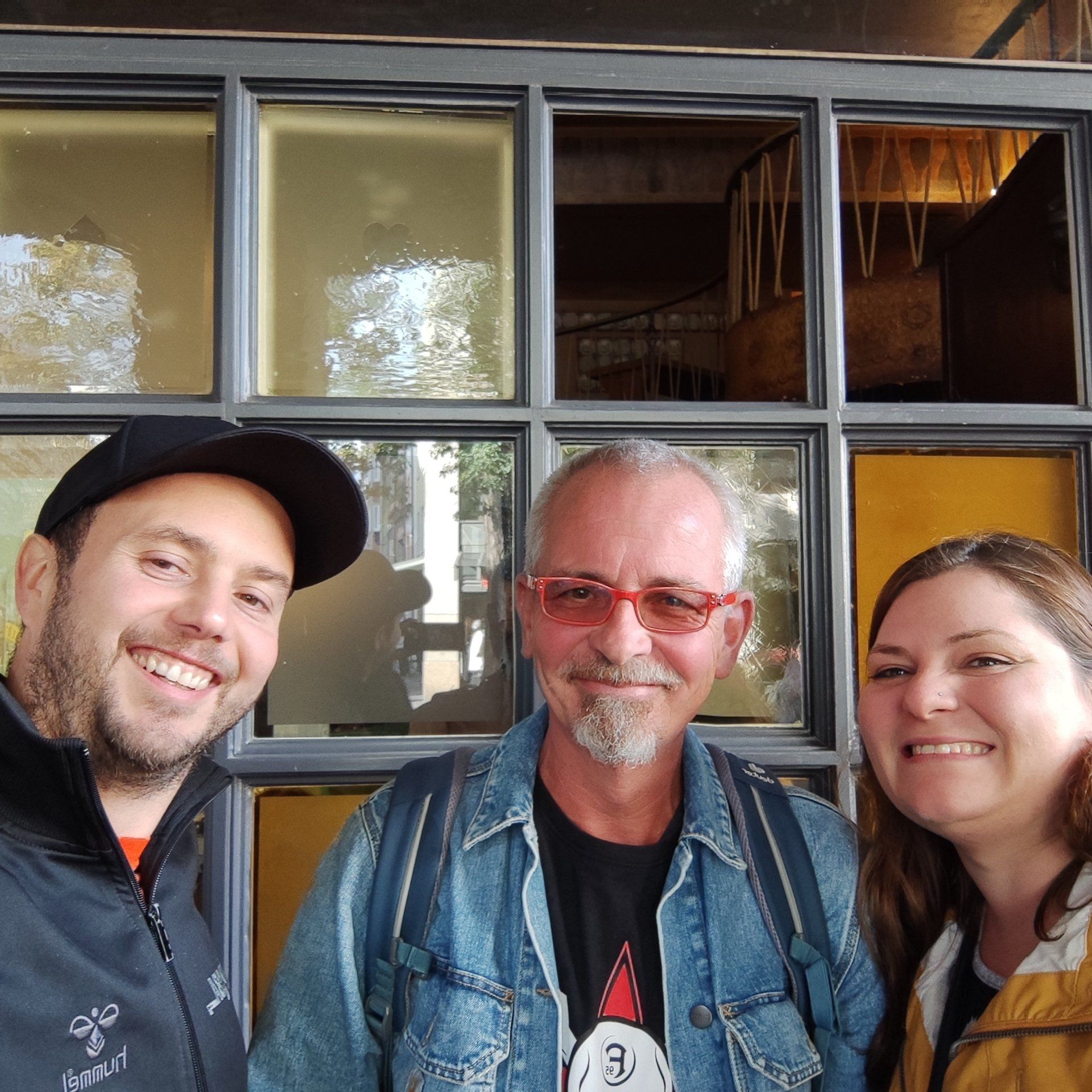 Gäste und Greeter vor dem Kabüffken