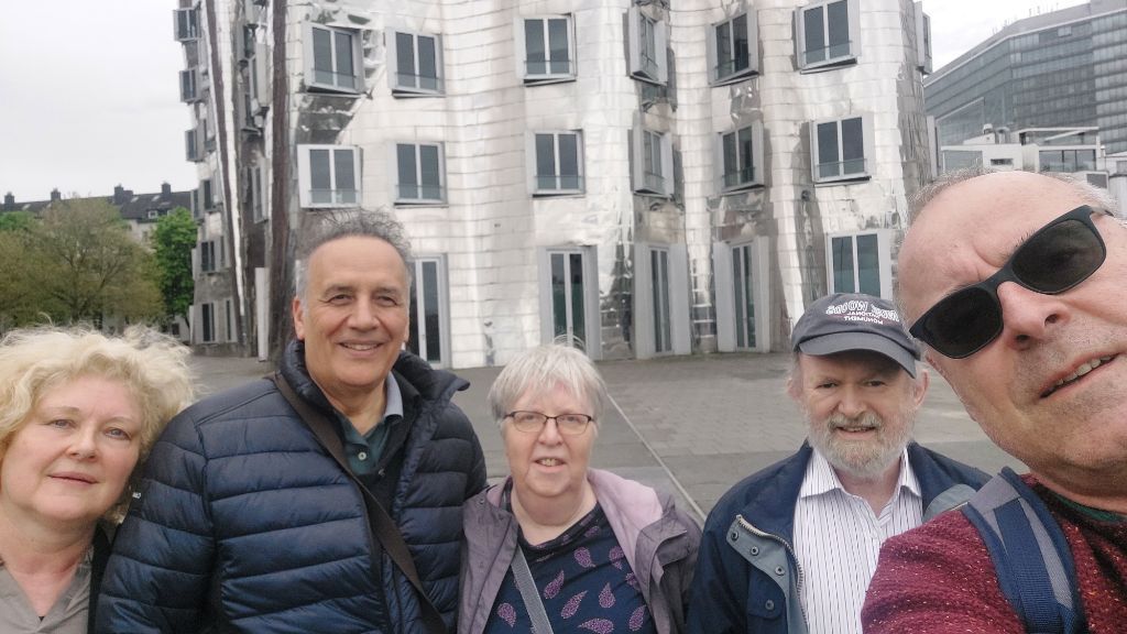Gäste und Greeter vor dem Gehry-Gebäuden