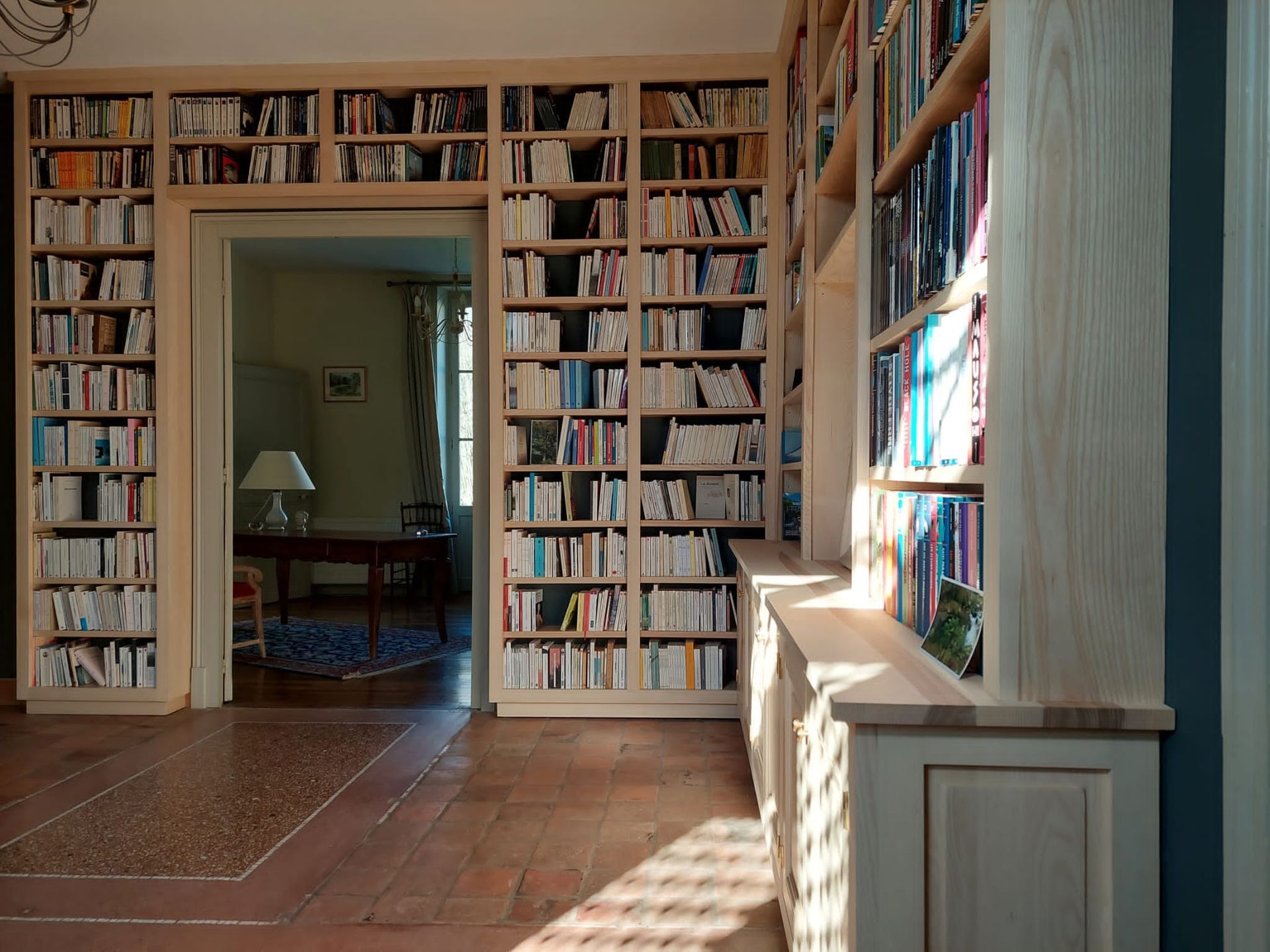 Bibliothèque sur-mesure Tours, Rangement livre Loches, Bibliothèque artisanale tours, bibliothèque traditionnelle en chêne