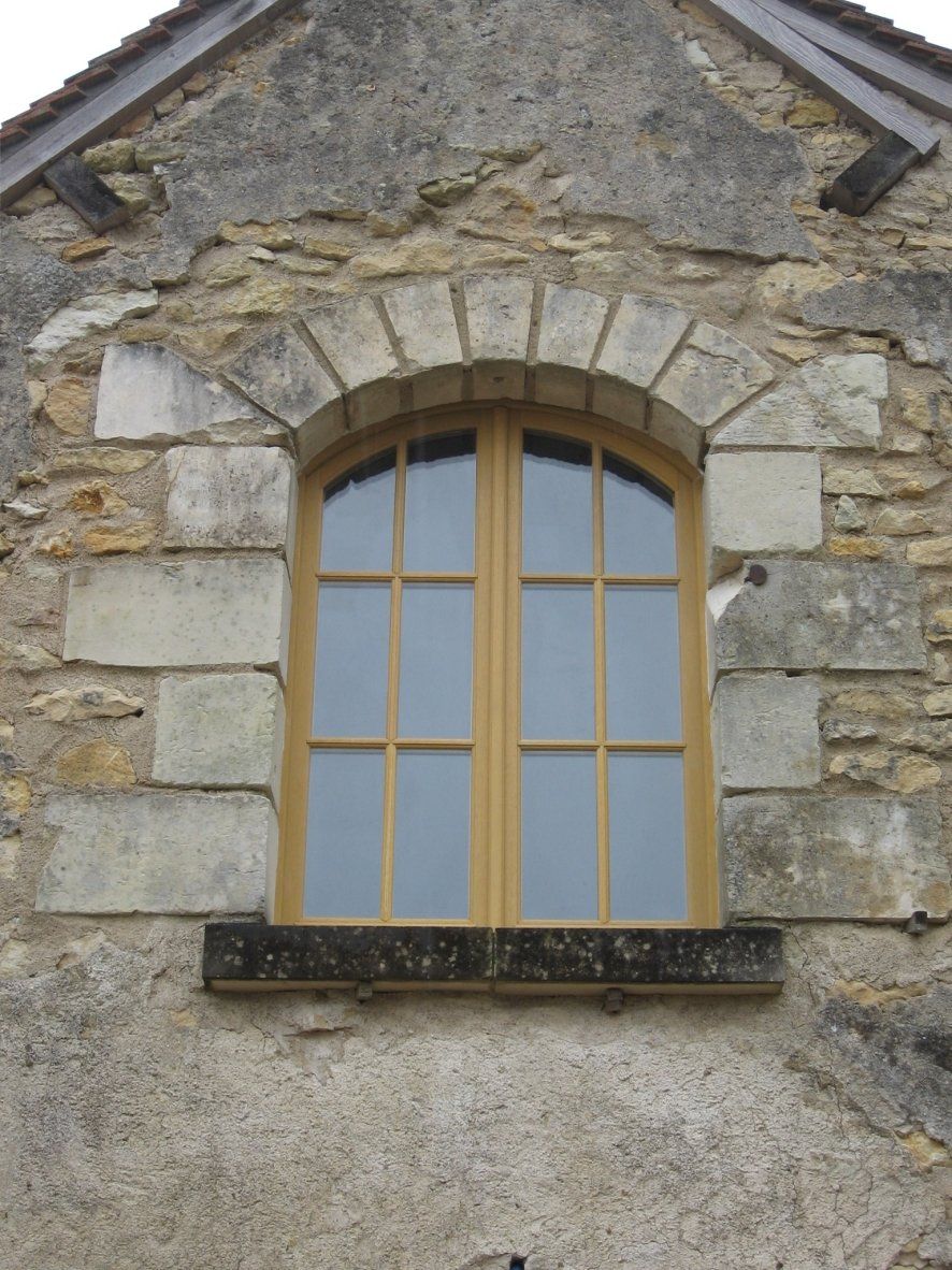 Fenêtre bois classique, fabrication artisanale, peinture extérieur - Vilame Menuiserie