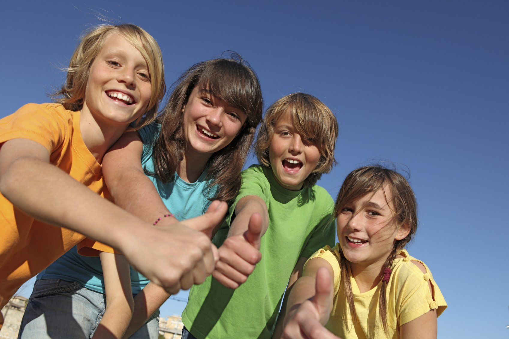 Niños jóvenes alegres disfrutando en la