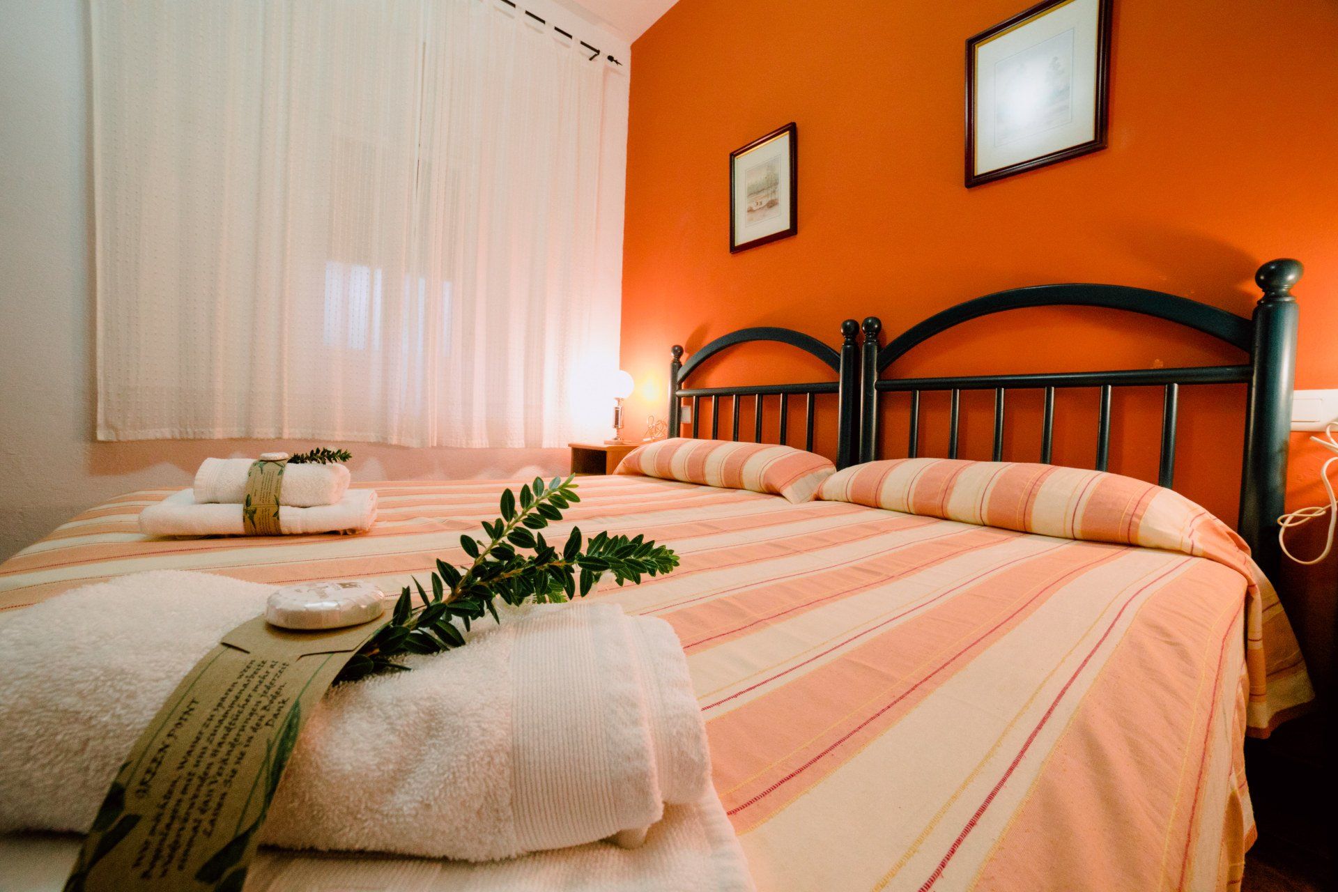 Dormitorio con un juego de sábanas de la