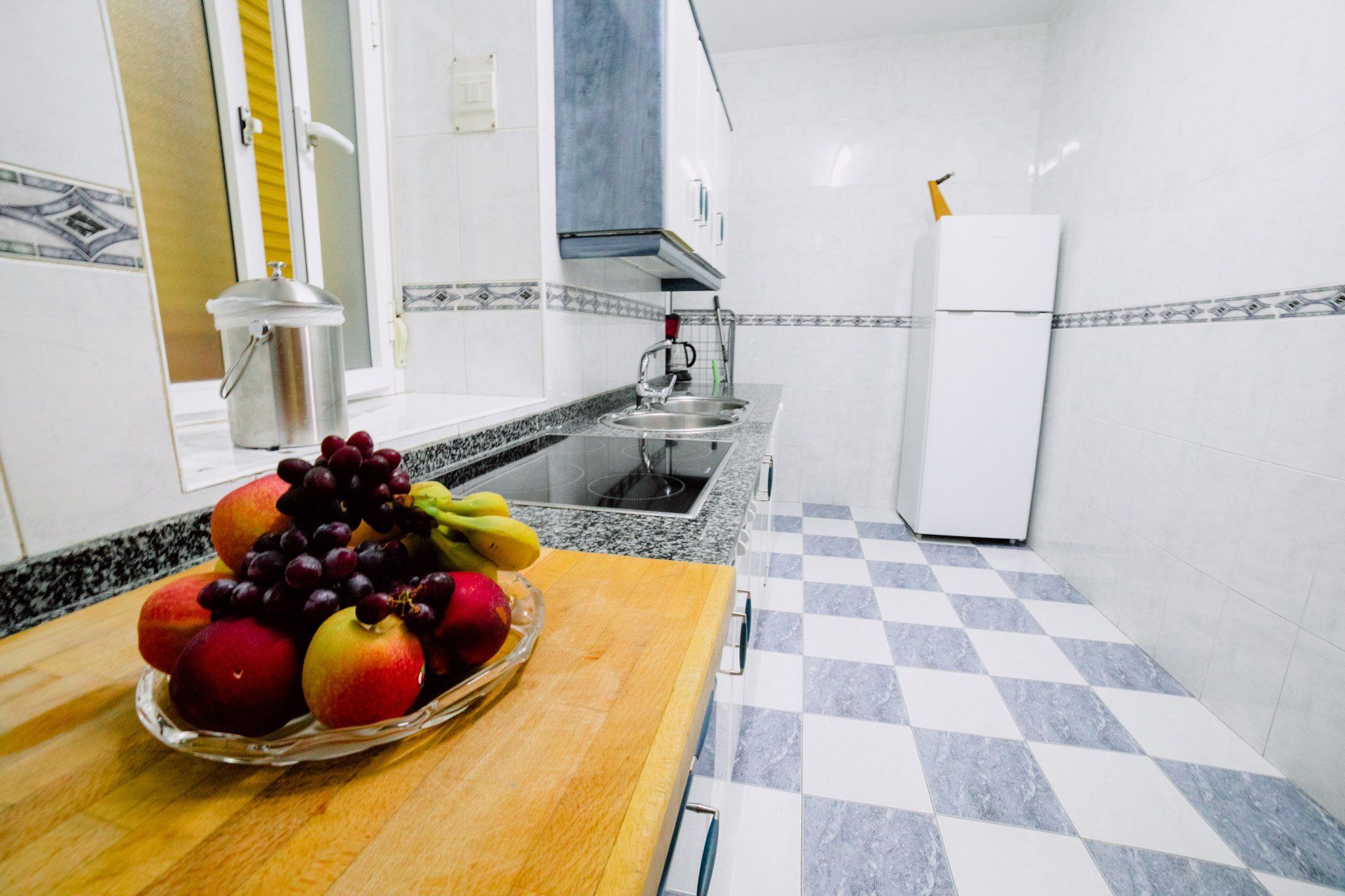 Vista lateral de una cocina de la