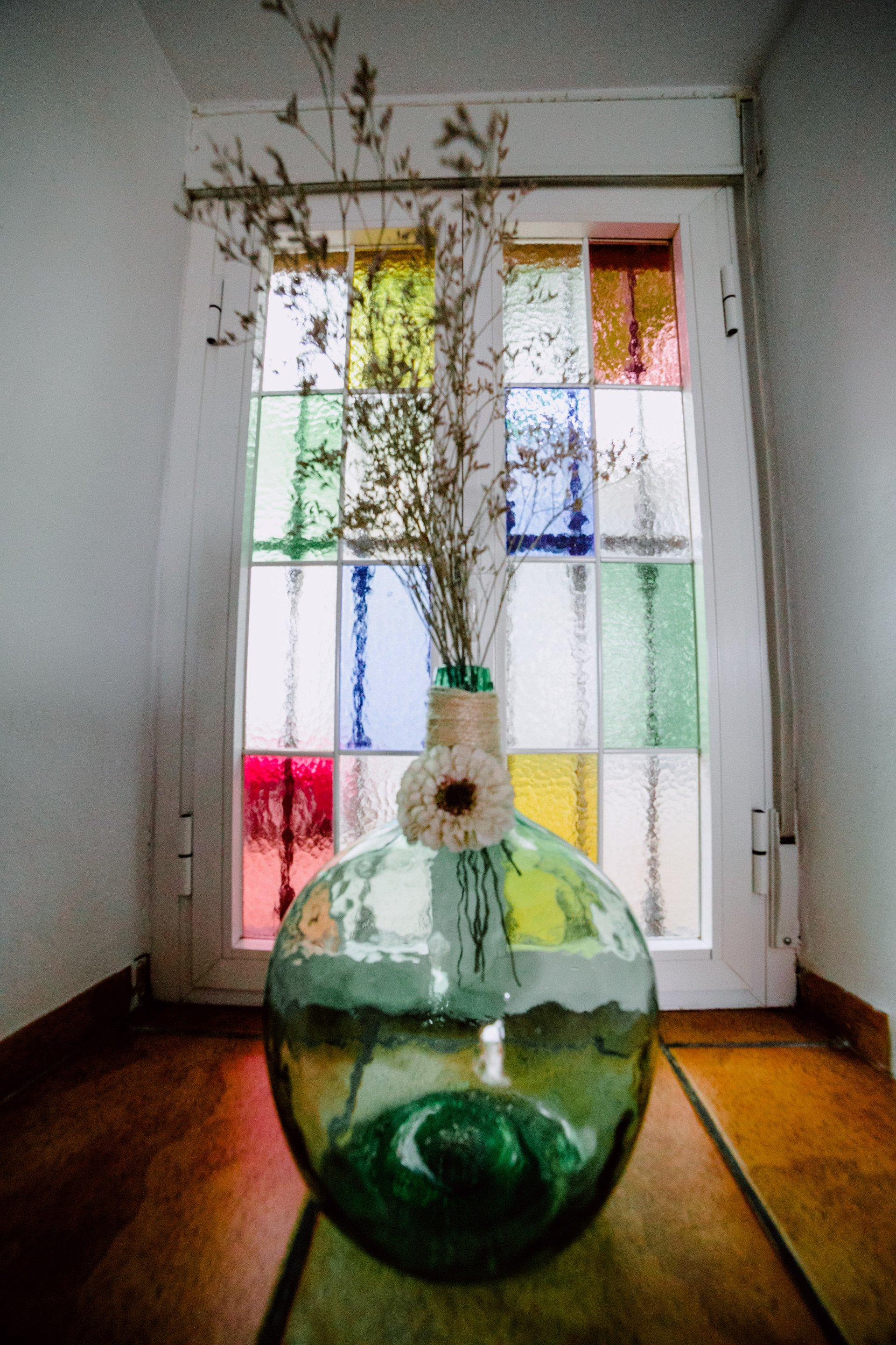 Vidriera policromada en la