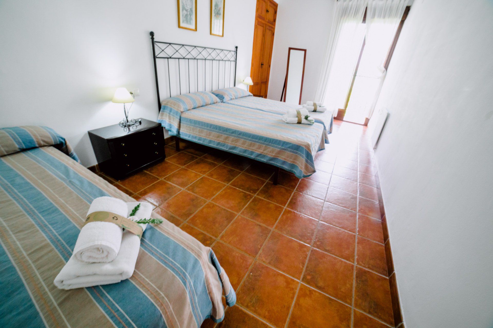 Un dormitorio donde caben hasta 3 personas en la