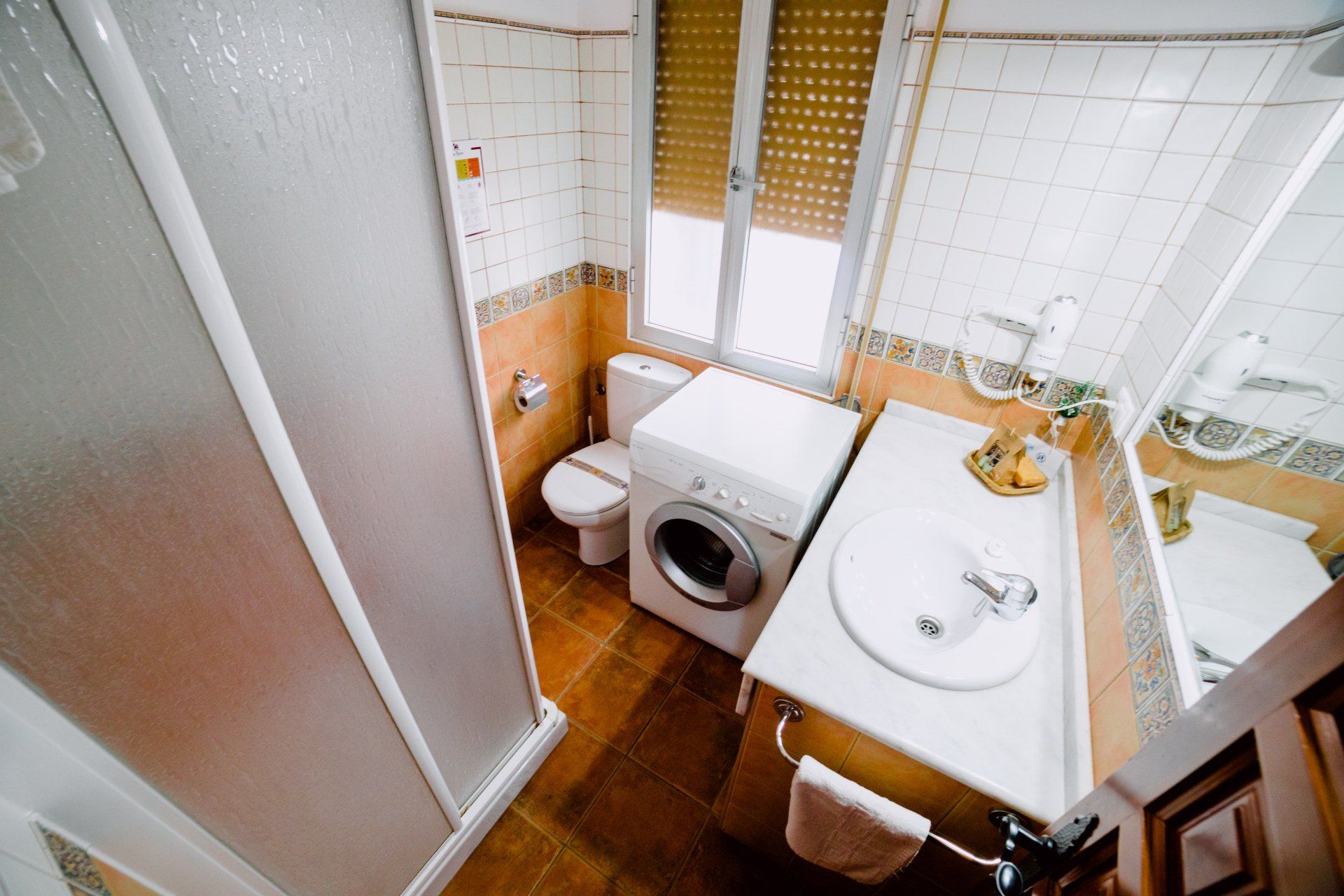 Baño con lavadora en la